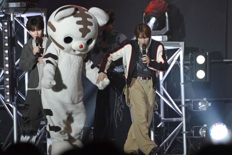 ホワイトタイガーの手を引くTETTA。