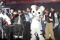 ホワイトタイガーと記念撮影するONE N' ONLY。