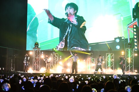 「EVOL」のパフォーマンスの様子。