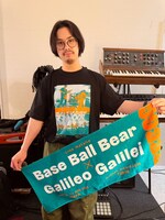 「ライブナタリー “Base Ball Bear × Galileo Galilei” -2025-」グッズを着用した岡崎真輝（Galileo Galilei）。