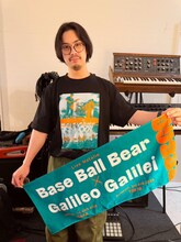 「ライブナタリー “Base Ball Bear × Galileo Galilei” -2025-」グッズを着用した岡崎真輝（Galileo Galilei）。