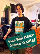 「ライブナタリー “Base Ball Bear × Galileo Galilei” -2025-」グッズを着用した岡崎真輝（Galileo Galilei）。