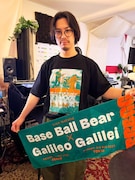 「ライブナタリー “Base Ball Bear × Galileo Galilei” -2025-」グッズを着用した岡崎真輝(Galileo Galilei)。