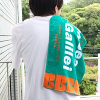 「ライブナタリー “Base Ball Bear × Galileo Galilei” -2025-」タオルの使用イメージ。