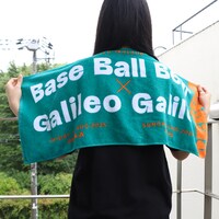 「ライブナタリー “Base Ball Bear × Galileo Galilei” -2025-」タオルの使用イメージ。
