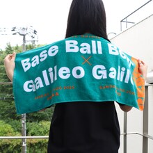 「ライブナタリー “Base Ball Bear × Galileo Galilei” -2025-」タオルの使用イメージ。