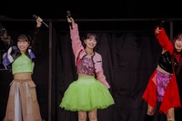 上國料萌衣（中央）