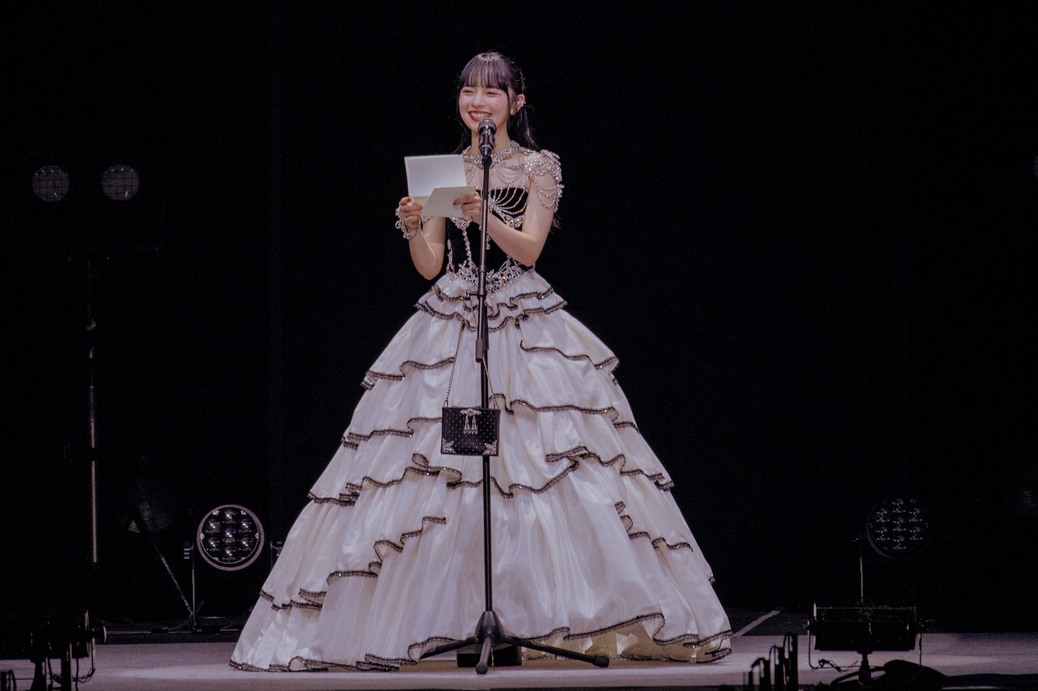 手紙を読み上げる上國料萌衣。