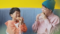 モスバーガーの新ブランドCM「食べるHAPPY」編より。©ハービー・山口