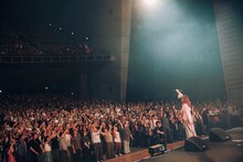 客席にマイクを向けるiri。（撮影：後藤壮太郎）