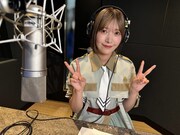 レコーディングスタジオでピースを決める大沼晶保(櫻坂46)。©テレビ埼玉