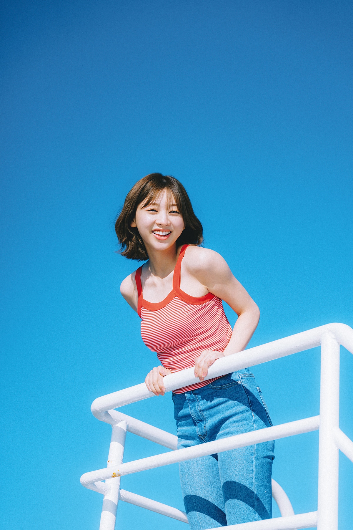 富田鈴花（日向坂46）1st写真集「鈴花サーキット」の掲載ショット。（撮影：峠雄三）©光文社