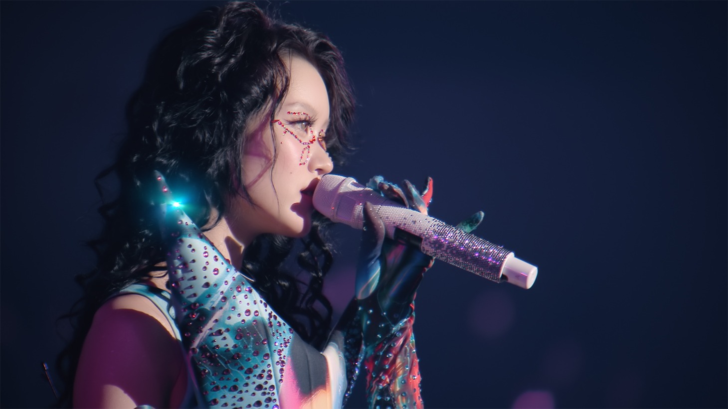 XG「IS THIS LOVE (from XG 1st WORLD TOUR "The first HOWL" FINAL Landing at TOKYO DOME)」より。