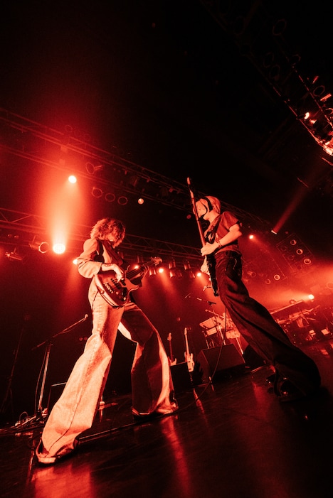 向かい合う高木祥太（左）とサトウカツシロ
（右）。（Photo by Goku Noguchi）