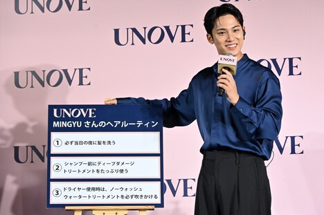 自身のヘアルーティンを紹介するMINGYU（SEVENTEEN）。