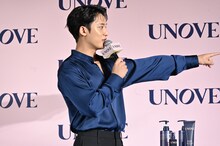 おもむろにモニタを指差すMINGYU（SEVENTEEN）。