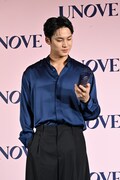 UNOVE製品をまじまじと見るMINGYU（SEVENTEEN）。