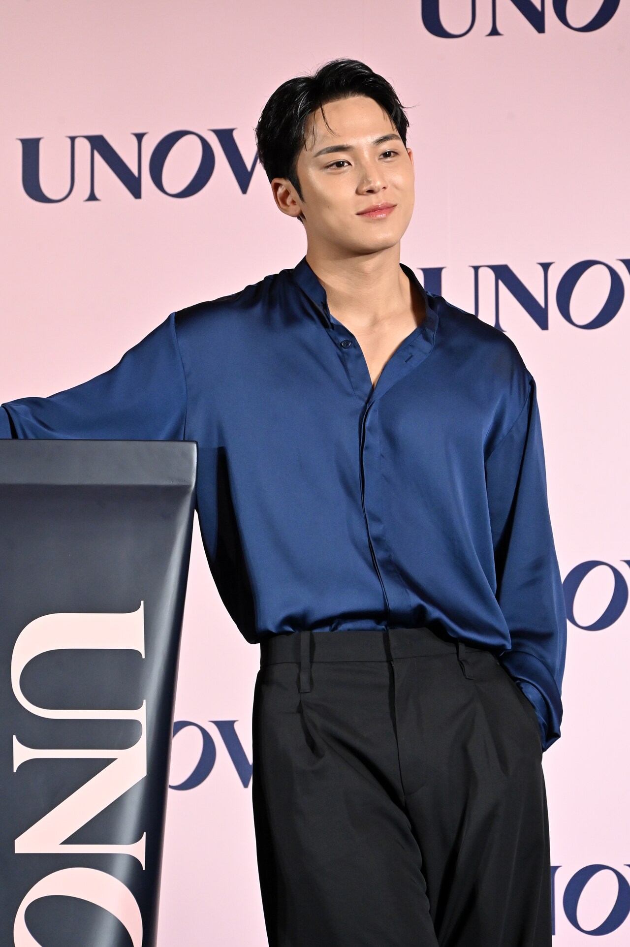 UNOVEのセットに寄りかかるMINGYU（SEVENTEEN）。 - SEVENTEEN
