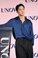 UNOVEのセットに寄りかかるMINGYU（SEVENTEEN）。
