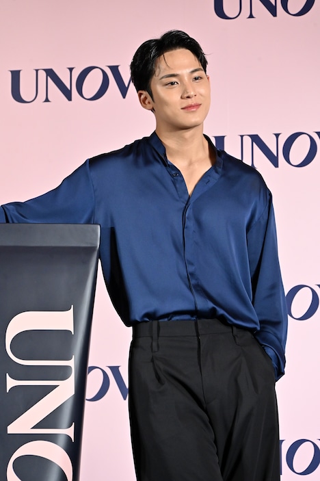 UNOVEのセットに寄りかかるMINGYU（SEVENTEEN）。