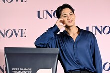 「ハートポーズ」のリクエストに応じるMINGYU（SEVENTEEN）。