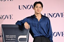 UNOVEのセットに寄りかかるMINGYU（SEVENTEEN）。