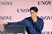 UNOVEのセットにも投げキスをするMINGYU（SEVENTEEN）。