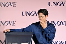UNOVEのセットにも投げキスをするMINGYU（SEVENTEEN）。