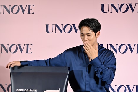UNOVEのセットにも投げキスをするMINGYU（SEVENTEEN）。