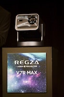 目黒蓮に贈呈されたレーザープロジェクター。