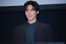 カメラマン1人ひとりに笑顔を向けようとする目黒蓮。