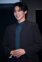 会見中は記者からの質問に落ち着いたトーンで答えていた目黒蓮。