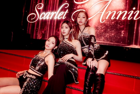 「2025 2ND IS:SUE ASSEMBLE -The Scarlet Anniversary」の記念写真。（撮影：上飯坂一）