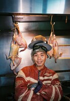 YENTOWNとNEW ERAのコラボベースボールキャップを着用したMonyHorse。