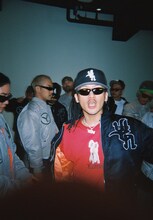 YENTOWNとNEW ERAのコラボベースボールキャップ着用ビジュアル。