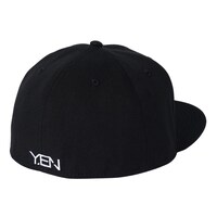 YENTOWNとNEW ERAのコラボベースボールキャップ。