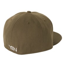 YENTOWNとNEW ERAのコラボベースボールキャップ。