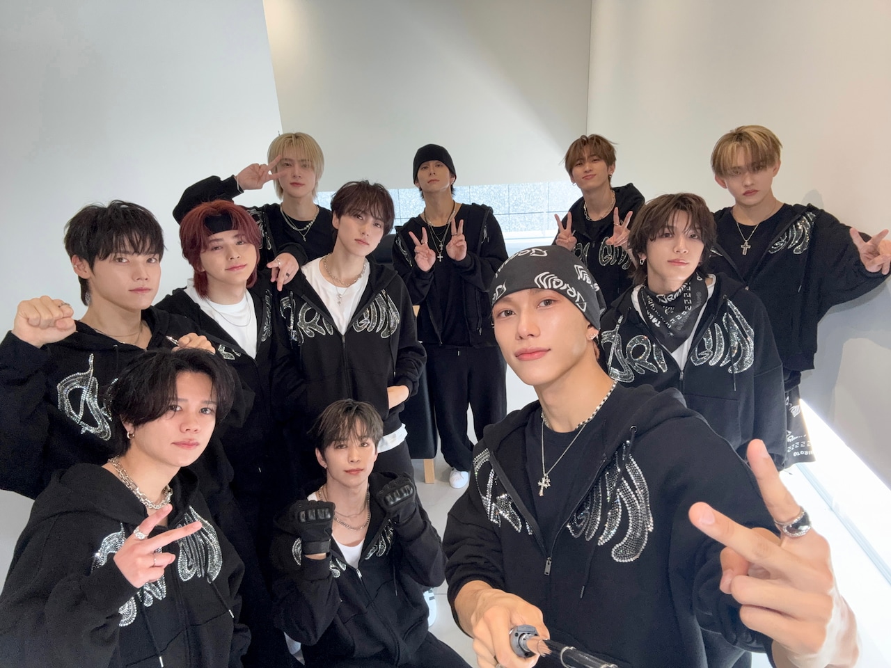 INI「バズリズム」で自慢のお宝公開、スタジオライブにTani Yuukiら登場