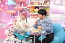 アイスを食べる佐久間大介（Snow Man）、日村勇紀（バナナマン）。