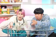 左から佐久間大介（Snow Man）、日村勇紀（バナナマン）。