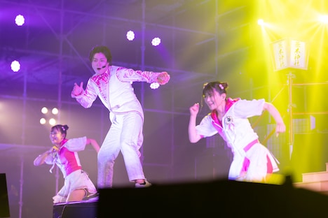 翌桧ダンク冬雪とバックダンサーたち。