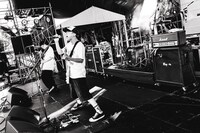 KUZIRAによるライブの様子。（撮影：瀧本“JON”...行秀）