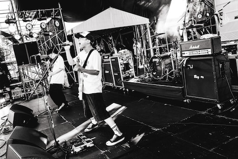 KUZIRAによるライブの様子。（撮影：瀧本“JON”...行秀）