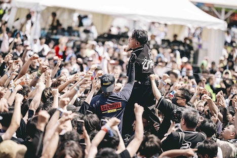 Knosisによるライブの様子。（撮影：藤井拓）