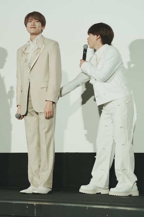 大久保波留のおしりをチェックする大橋和也。