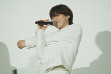 「anan」の表紙のポーズを披露する大橋和也。