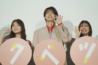 左から畑芽育、山中柔太朗、星野夢奈。