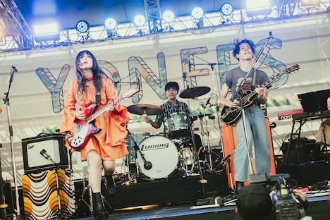 GLIM SPANKYによるライブの様子。（撮影：ヤマダマサヒロ）