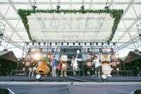「YON FES 2025」初日公演オープニングの様子。