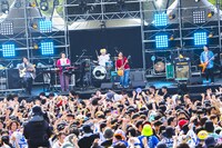 マカロニえんぴつによるライブの様子。（撮影：かい）